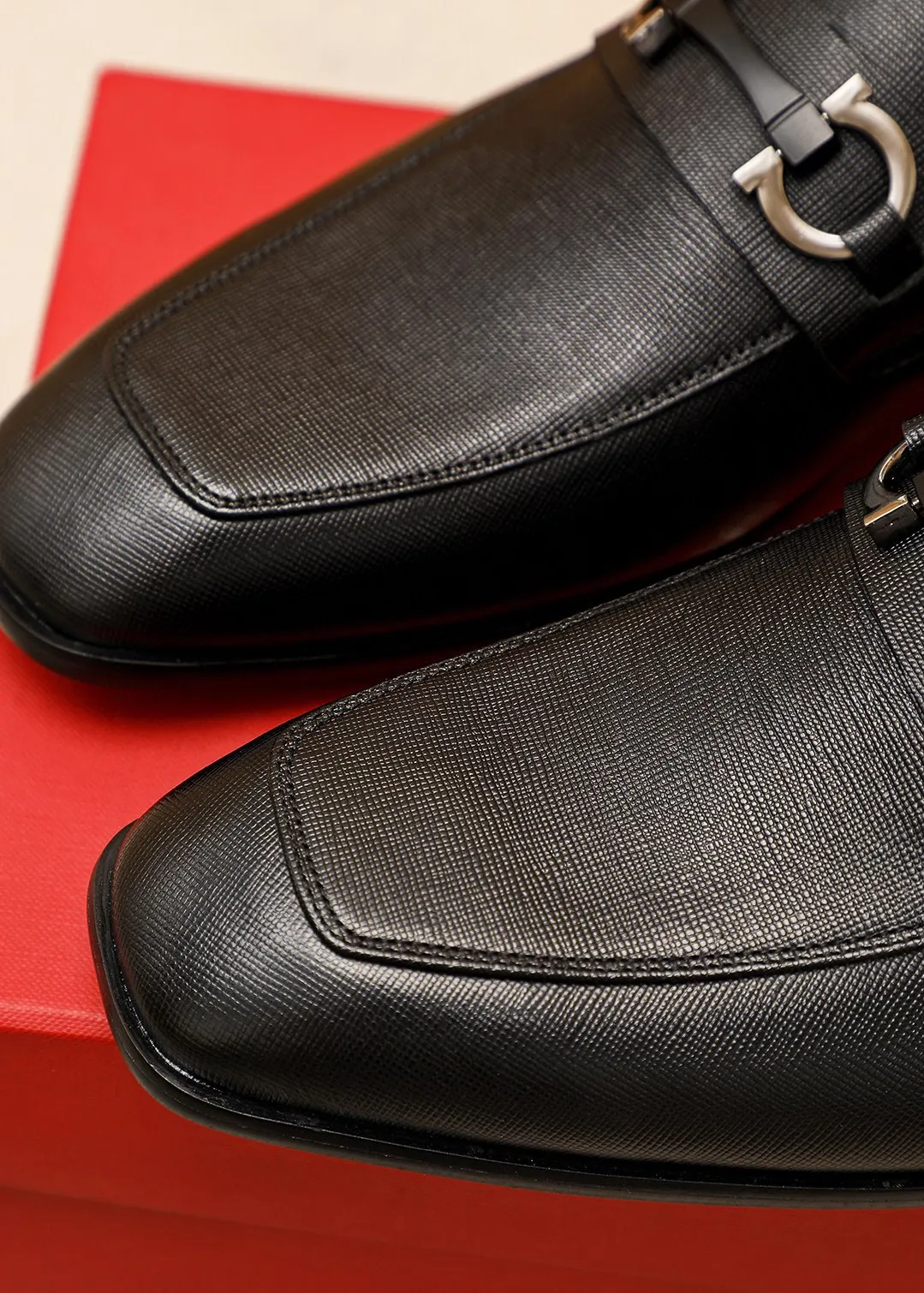 Men's shoes 💰442 💐 Product trademark: Ferragamo "Ferragamo" casual leather shoes Regular size: 38-44 (45.46🉑️customized) Product materials: Selected imported first-layer cross-grain cowhide upper + original hardware buckle, imported water-dyed cow leather lining. Strong three-dimensional visual effect, combined outsole Color: 1⃣️color optional